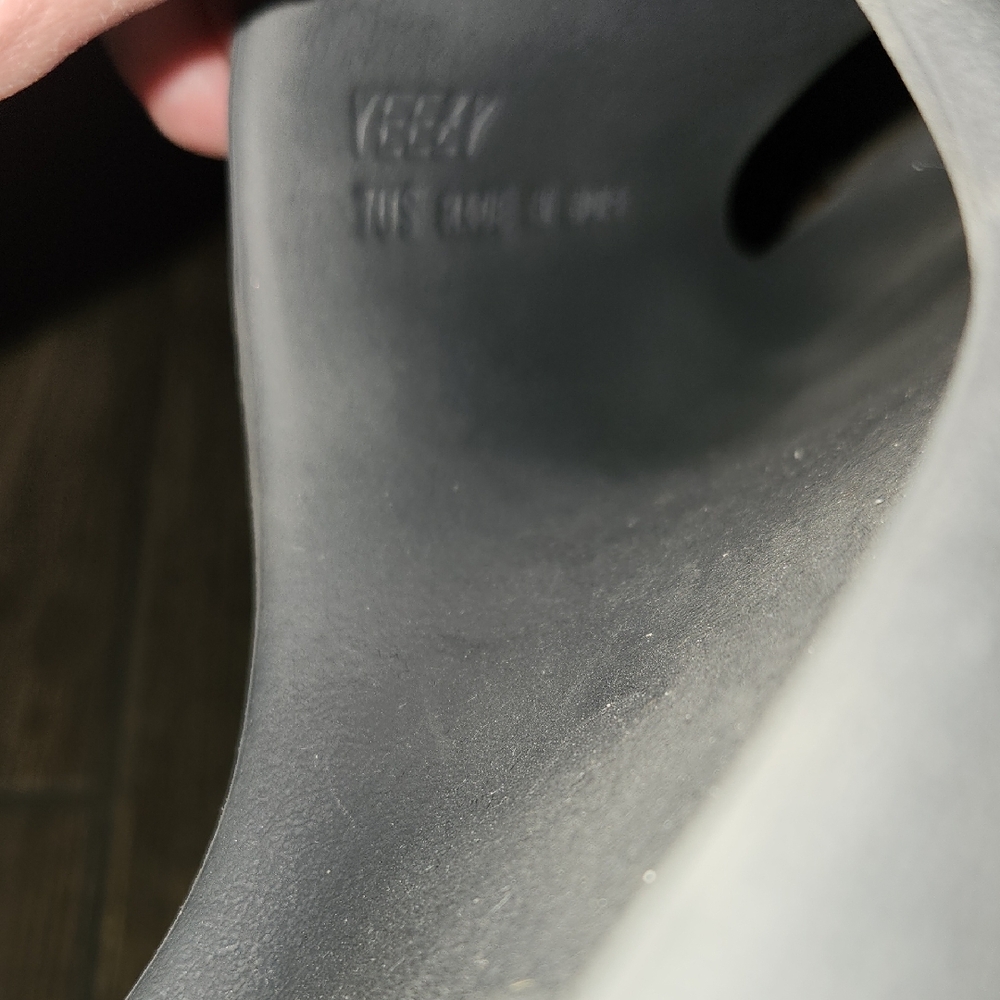Adidas Boys Yeezy Slide Sandals in Charcoal - Picture 5 of 5